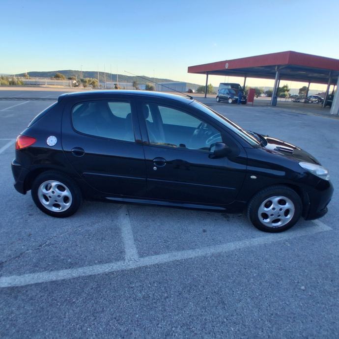 Peugeot 206+ 1,4-8v - FACELIFT - SAMO 124.000km - KLIMA, fotografija 4