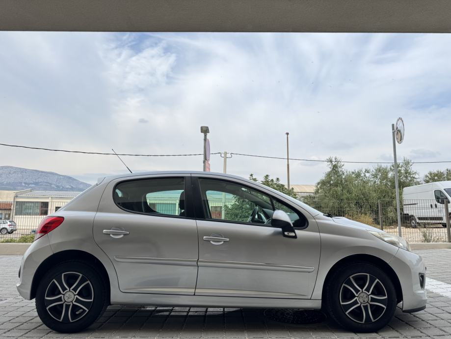 Peugeot 207 1,4 8v 2011 G. HR AUTO 108TKM. ISPIS KM KLIMA MAGLENKE, fotografija 4