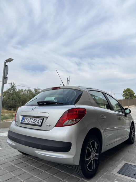 Peugeot 207 1,4 8v 2011 G. HR AUTO 108TKM. ISPIS KM KLIMA MAGLENKE, fotografija 5