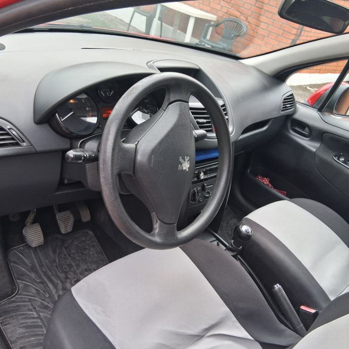 Peugeot 207 1,4, fotografija 3