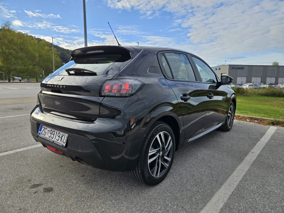 Peugeot 208 1,2 Active, 2023, 9700km, očuvan, garažiran!, fotografija 4
