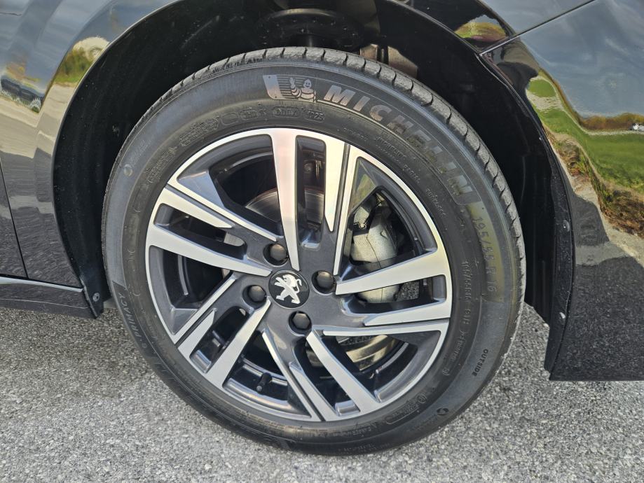 Peugeot 208 1,2 Active, 2023, 9700km, očuvan, garažiran!, fotografija 6