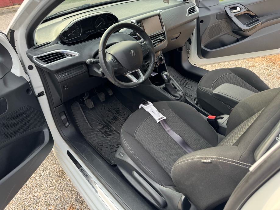 Peugeot 208 1,2 PureTech, fotografija 10