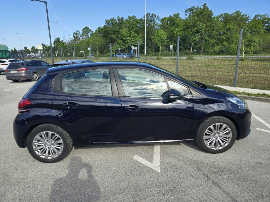 Peugeot 208 1,2 PureTech,SIGNATURE, fotografija 2