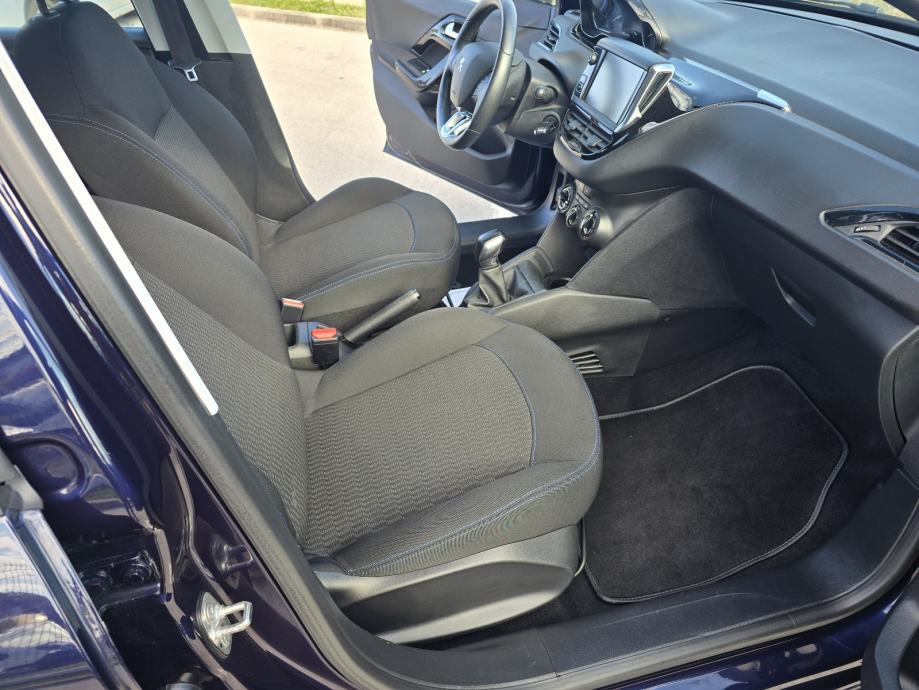 Peugeot 208 1,2 PureTech,SIGNATURE, fotografija 13