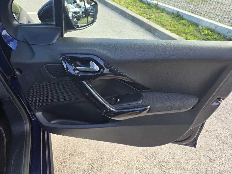 Peugeot 208 1,2 PureTech,SIGNATURE, fotografija 14