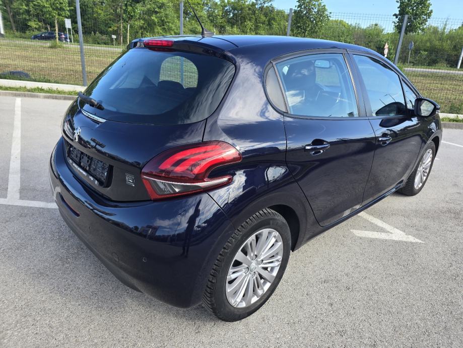 Peugeot 208 1,2 PureTech,SIGNATURE, fotografija 6