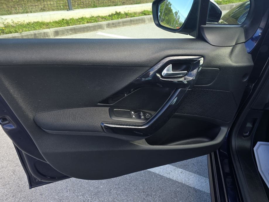 Peugeot 208 1,2 PureTech,SIGNATURE, fotografija 20