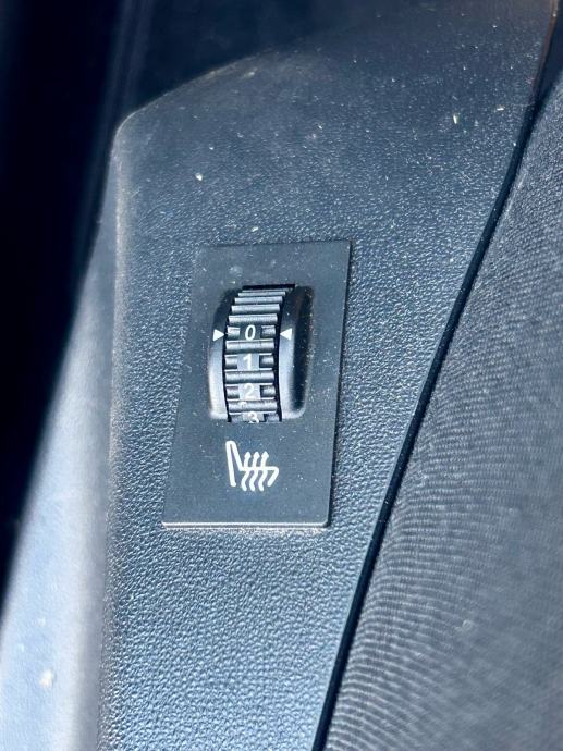 Peugeot 208 1,2 vti .servisna i nova reegustracija, fotografija 5