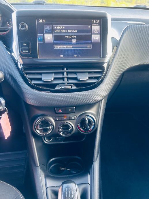 Peugeot 208 1,2 vti .servisna i nova reegustracija, fotografija 9
