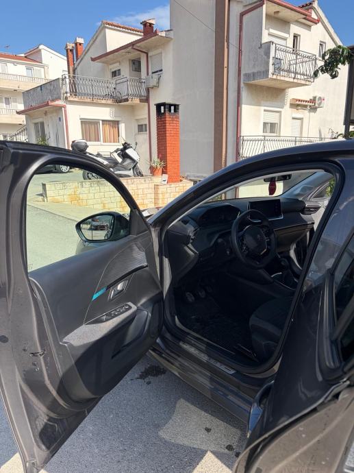 Peugeot 208 1,2, fotografija 6