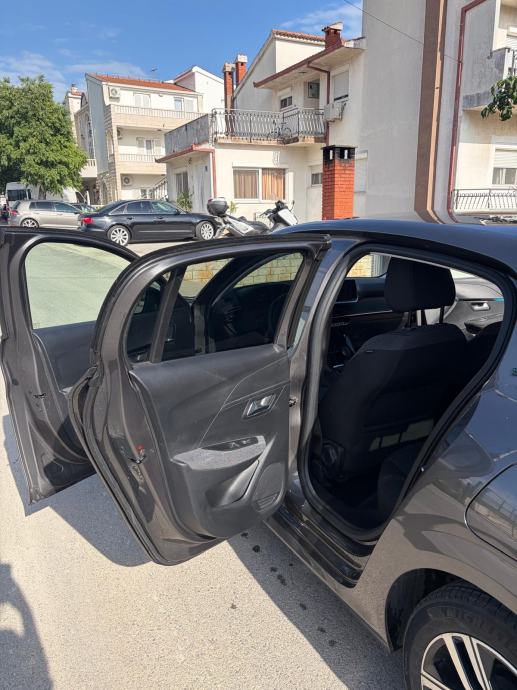 Peugeot 208 1,2, fotografija 9