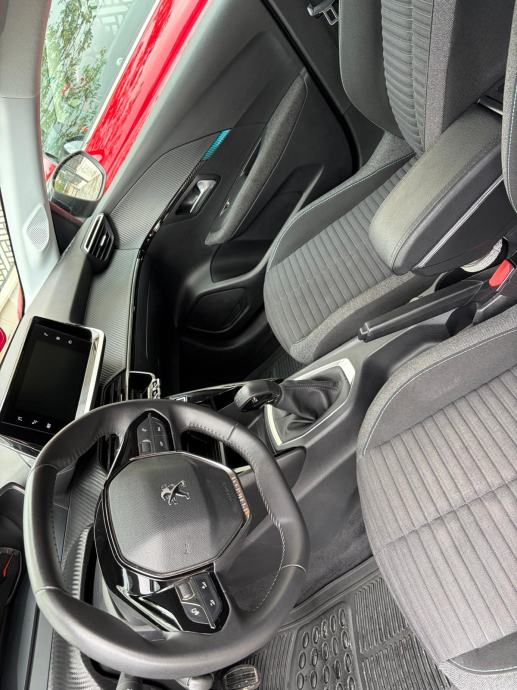 Peugeot 208 1,2, fotografija 5