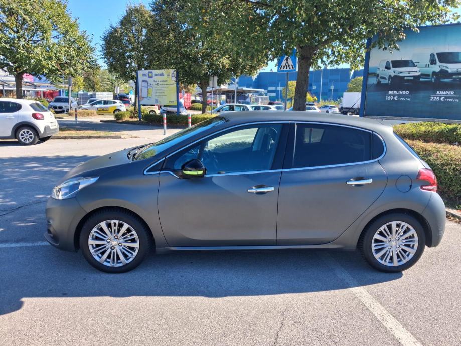 Peugeot 208 1,2, fotografija 2