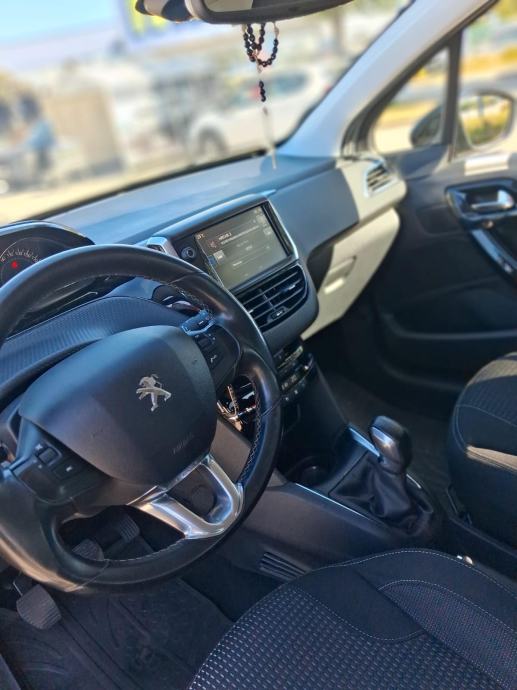 Peugeot 208 1,2, fotografija 3
