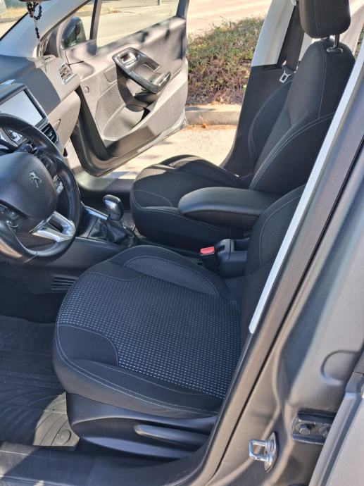 Peugeot 208 1,2, fotografija 5
