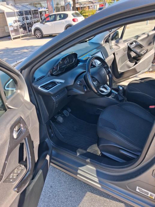Peugeot 208 1,2, fotografija 6