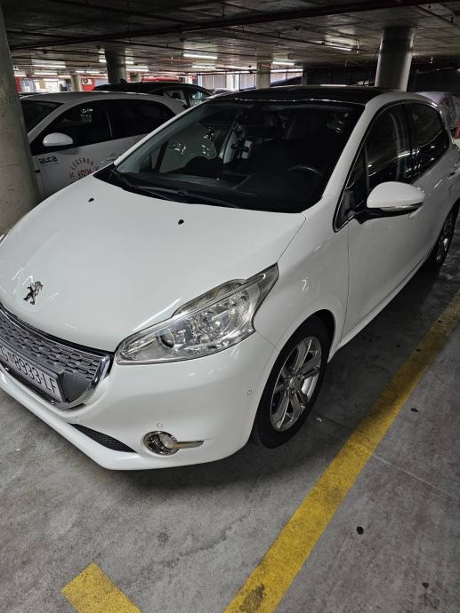 Peugeot 208 1,2 VTi Allure, panoramski krov, pogled izvana - slika 3