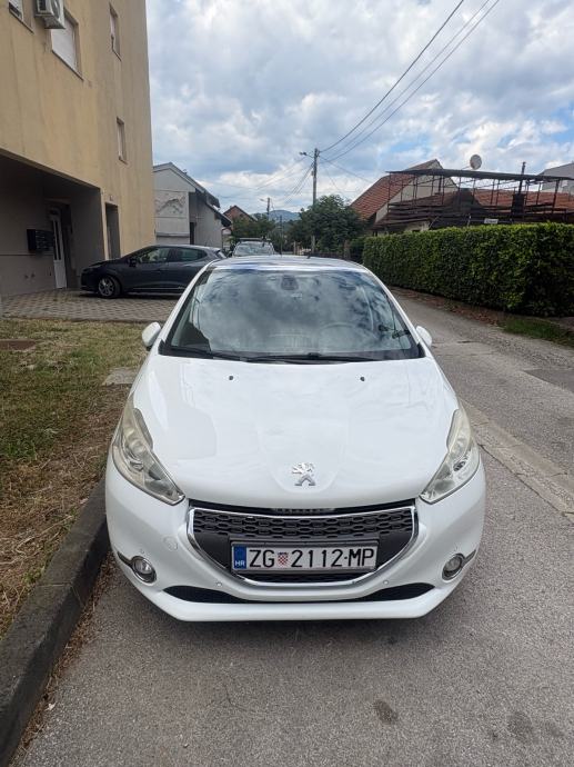 Peugeot 208 1,2 VTi Allure, panoramski krov, pogled izvana - slika 2