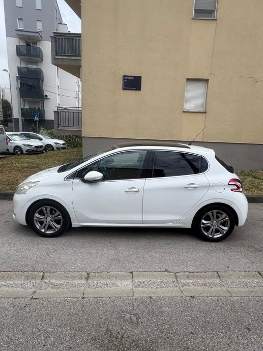 Peugeot 208 1,2 VTi Allure, panoramski krov, pogled izvana - slika 4