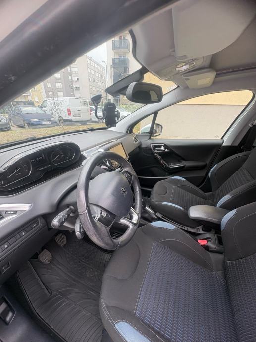 Peugeot 208 1,2 VTi Allure, panoramski krov, fotografija 9