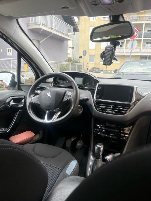 Peugeot 208 1,2 VTi Allure, panoramski krov, fotografija 10