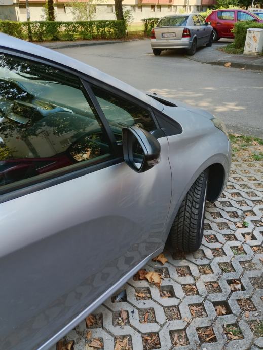 Peugeot 208 1,4 HDi, fotografija 7