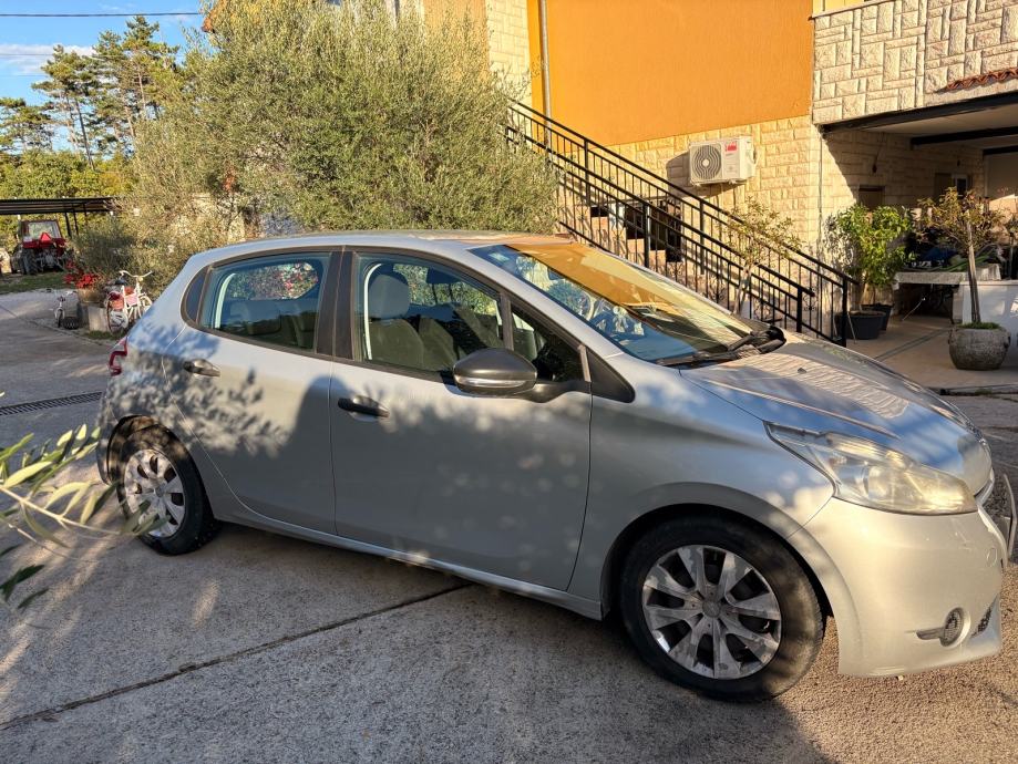 Peugeot 208 1.4 hdi, fotografija 3