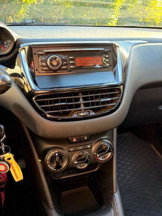 Peugeot 208 1.4 hdi, fotografija 9