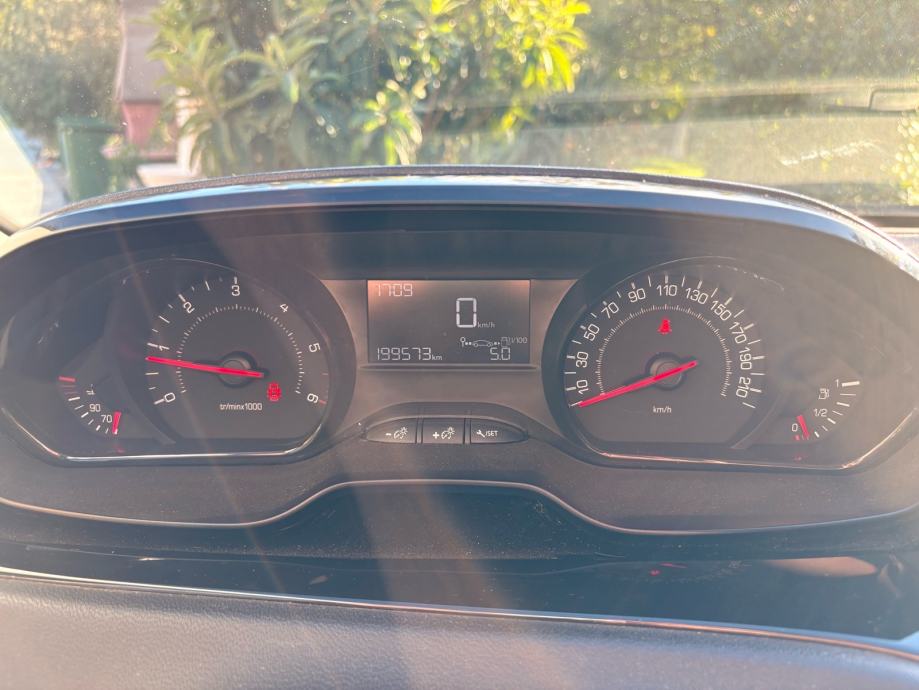 Peugeot 208 1.4 hdi, fotografija 11