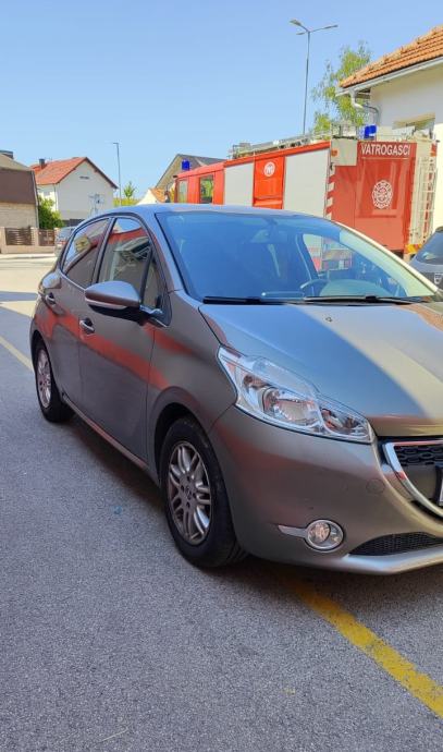 Peugeot 208 1,4 HDi, registriran do 04/27, fotografija 4