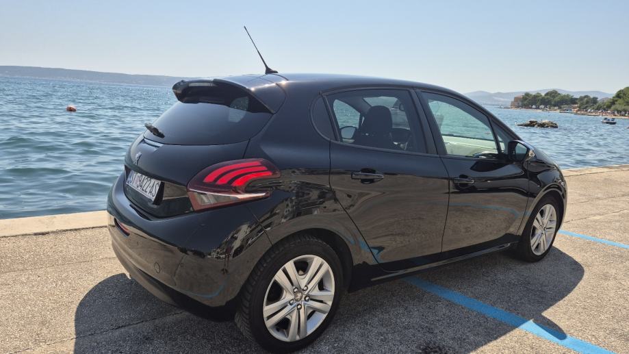 Peugeot 208,signature, 1,5 BlueHDI,2019,veliki servis,reg, fotografija 6