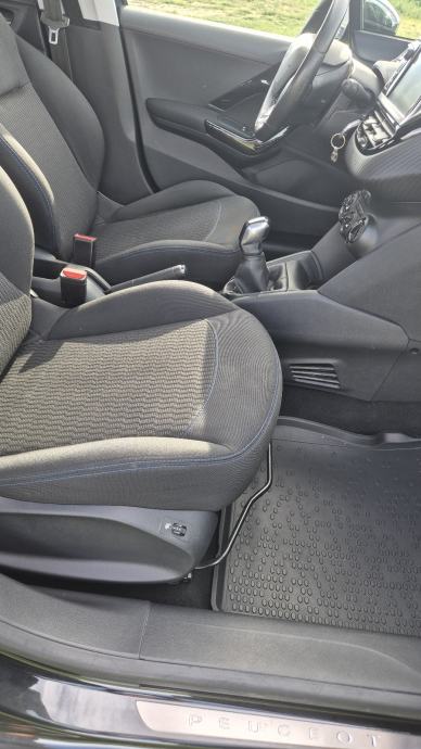 Peugeot 208,signature, 1,5 BlueHDI,2019,veliki servis,reg, fotografija 19