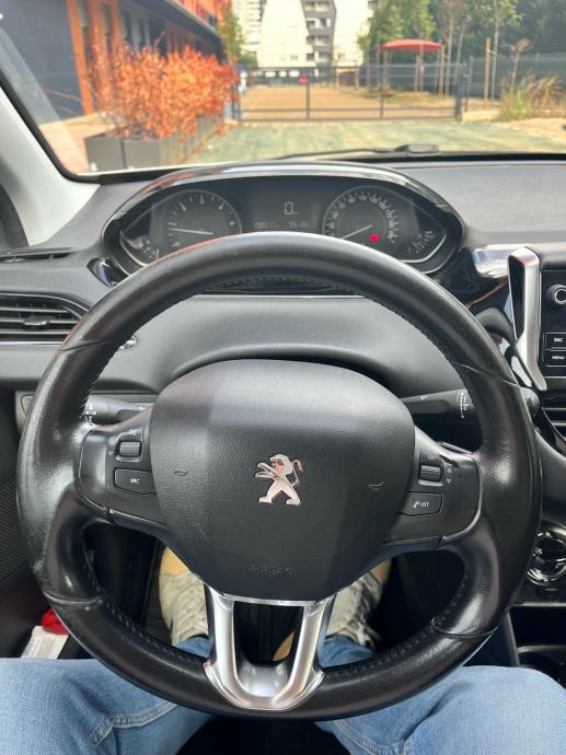 Peugeot 208 1,6 BlueHDi - HR vozilo - prvi vlasnik, fotografija 8