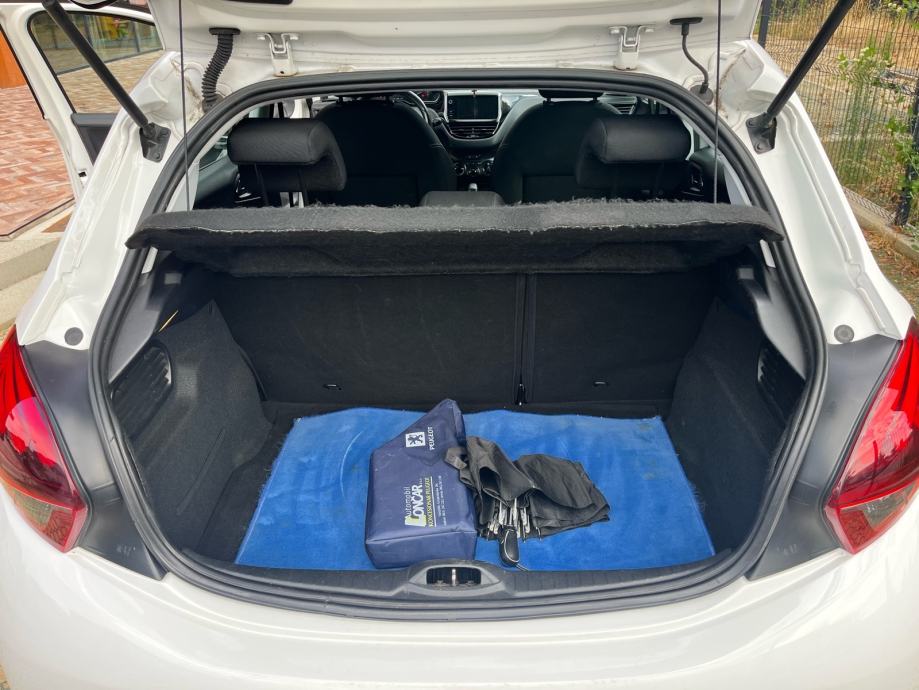 Peugeot 208 1,6 BlueHDi - HR vozilo - prvi vlasnik, fotografija 12