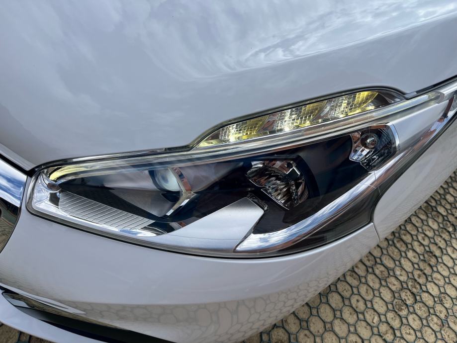 Peugeot 208 1,6 BlueHDi - HR vozilo - prvi vlasnik, fotografija 7