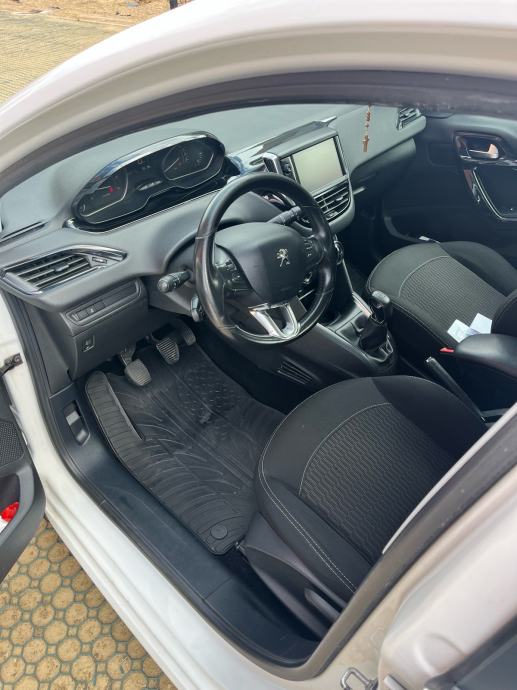 Peugeot 208 1,6 BlueHDi - HR vozilo - prvi vlasnik, fotografija 9