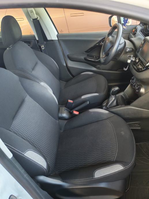 Peugeot 208 1,6 BlueHDi-Mali Zmaj, fotografija 9