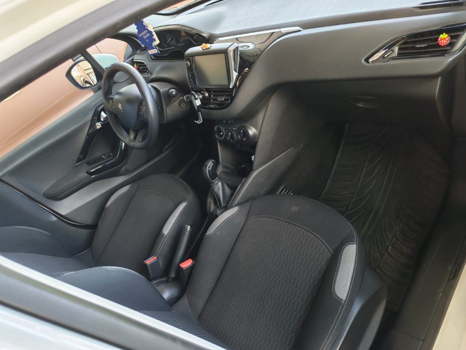Peugeot 208 1,6 BlueHDi-Mali Zmaj, fotografija 14