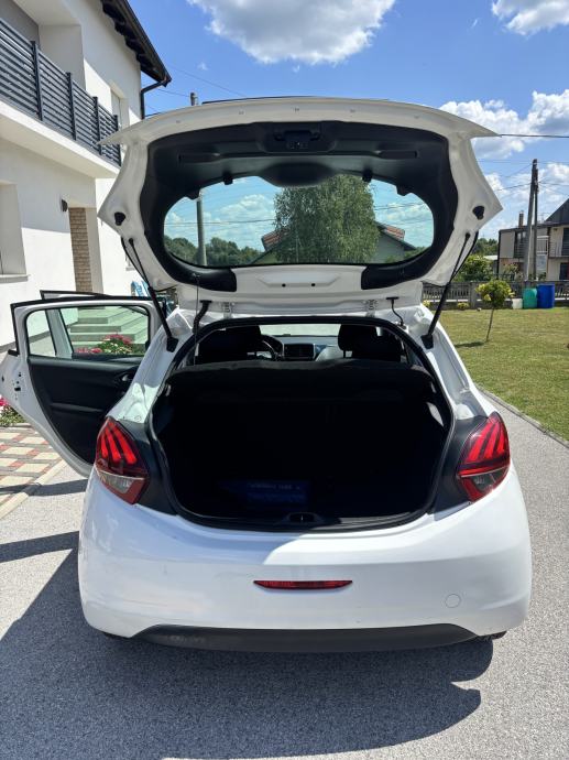 Peugeot 208 1,6 BlueHDi, fotografija 8