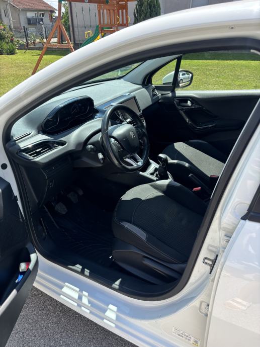 Peugeot 208 1,6 BlueHDi, fotografija 11