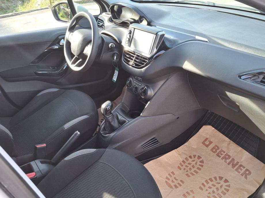 Peugeot 208 1,6 BlueHDi, fotografija 18