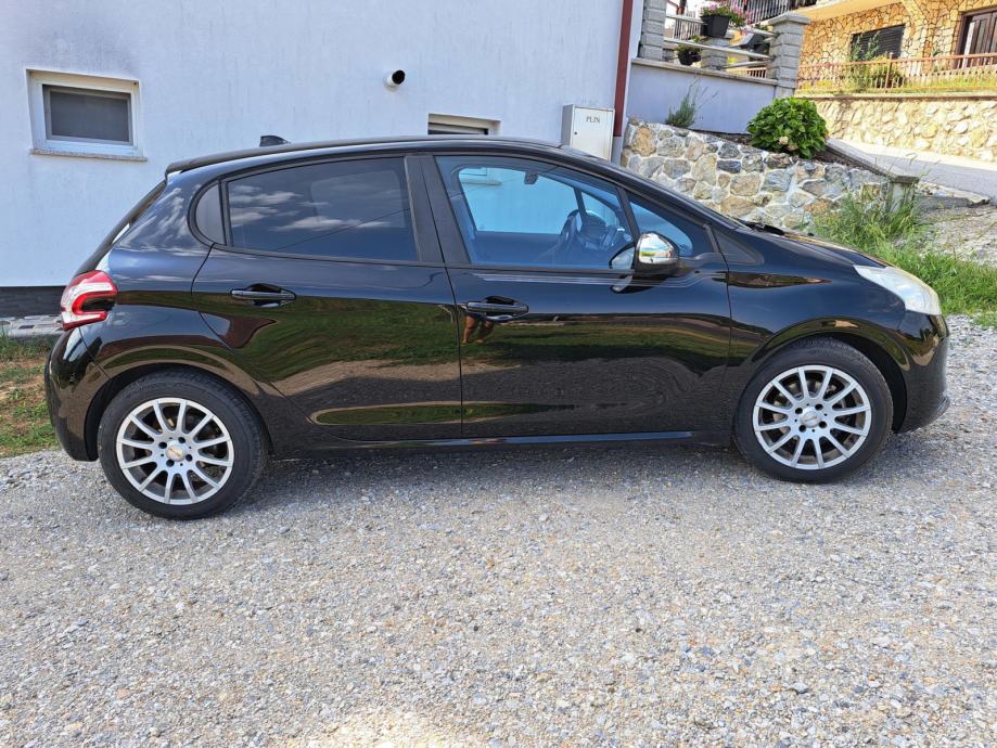 Peugeot 208 1,6 e-HDi, fotografija 17