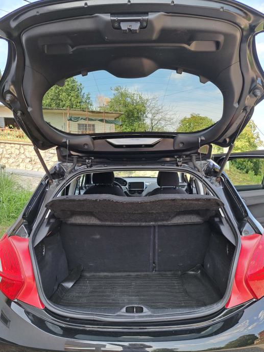 Peugeot 208 1,6 e-HDi, fotografija 18