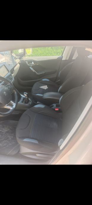 Peugeot 208 1,6 e-HDi, fotografija 8
