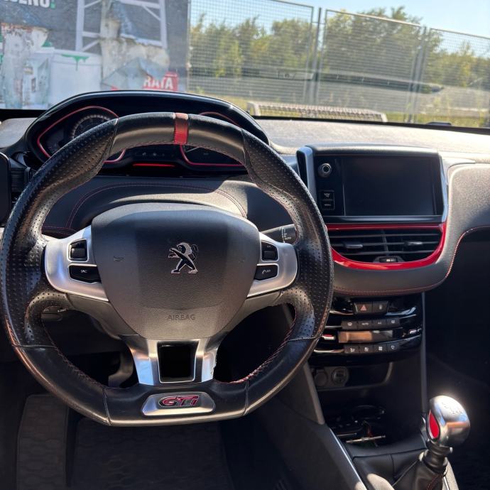 Peugeot 208 1,6 THP GTi, fotografija 9
