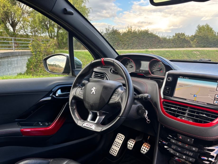 Peugeot 208 1,6 THP GTi, fotografija 13