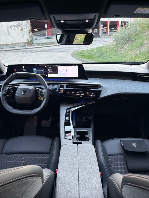 Peugeot 3008 1,2 Hybrid Allure, 360 kamere, radari, servisna!, fotografija 8