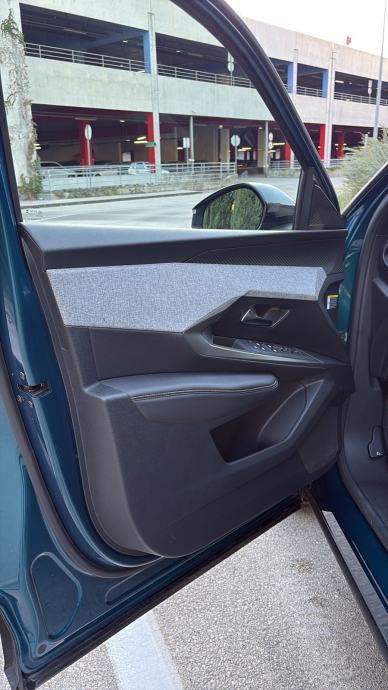 Peugeot 3008 1,2 Hybrid Allure, 360 kamere, radari, servisna!, fotografija 4