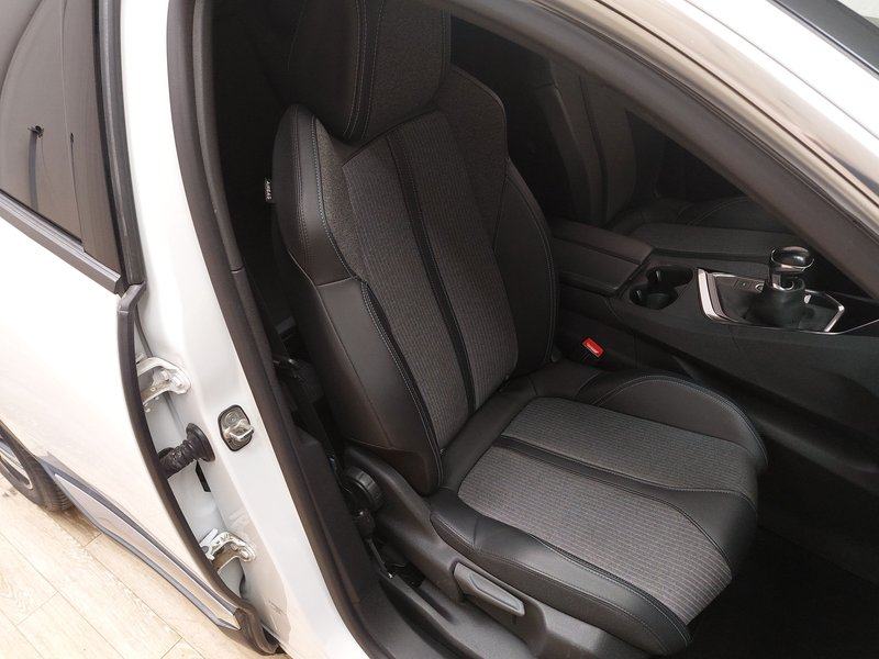 Peugeot 3008 1.2 PureTech Allure • LED • digitalni instrumenti, fotografija 10